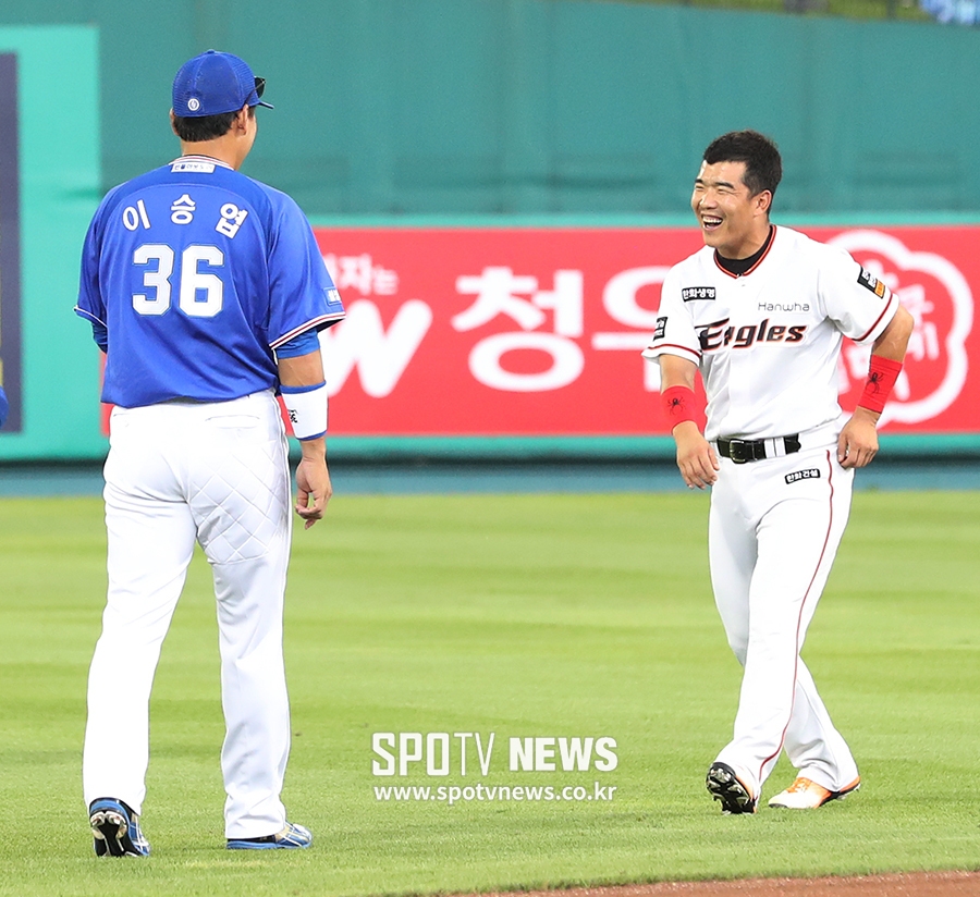 [포토S] 정근우, 이승엽 보고 미소 활짝