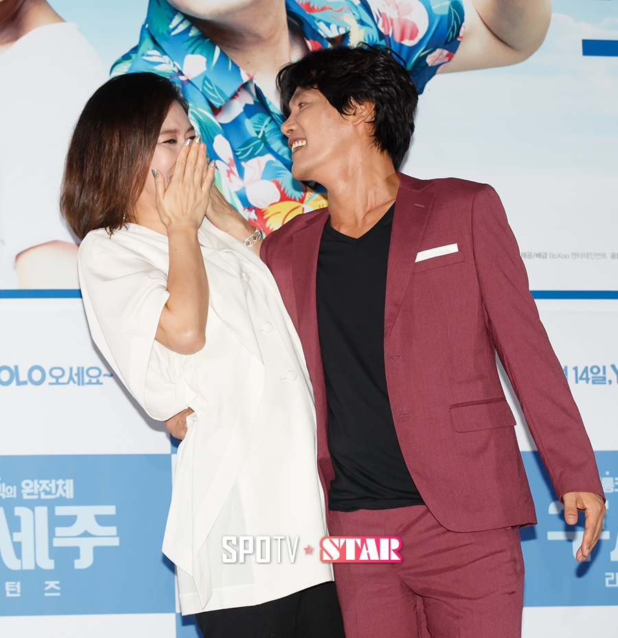 [포토S] 최성국, 김성경 향해 박력 넘치는 포즈