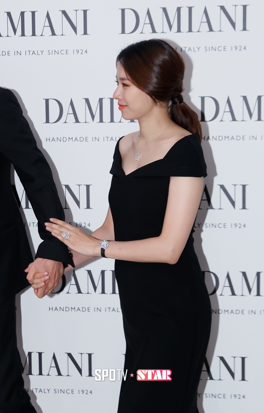 [포토S] 조윤희, 살짝 드러난 D라인
