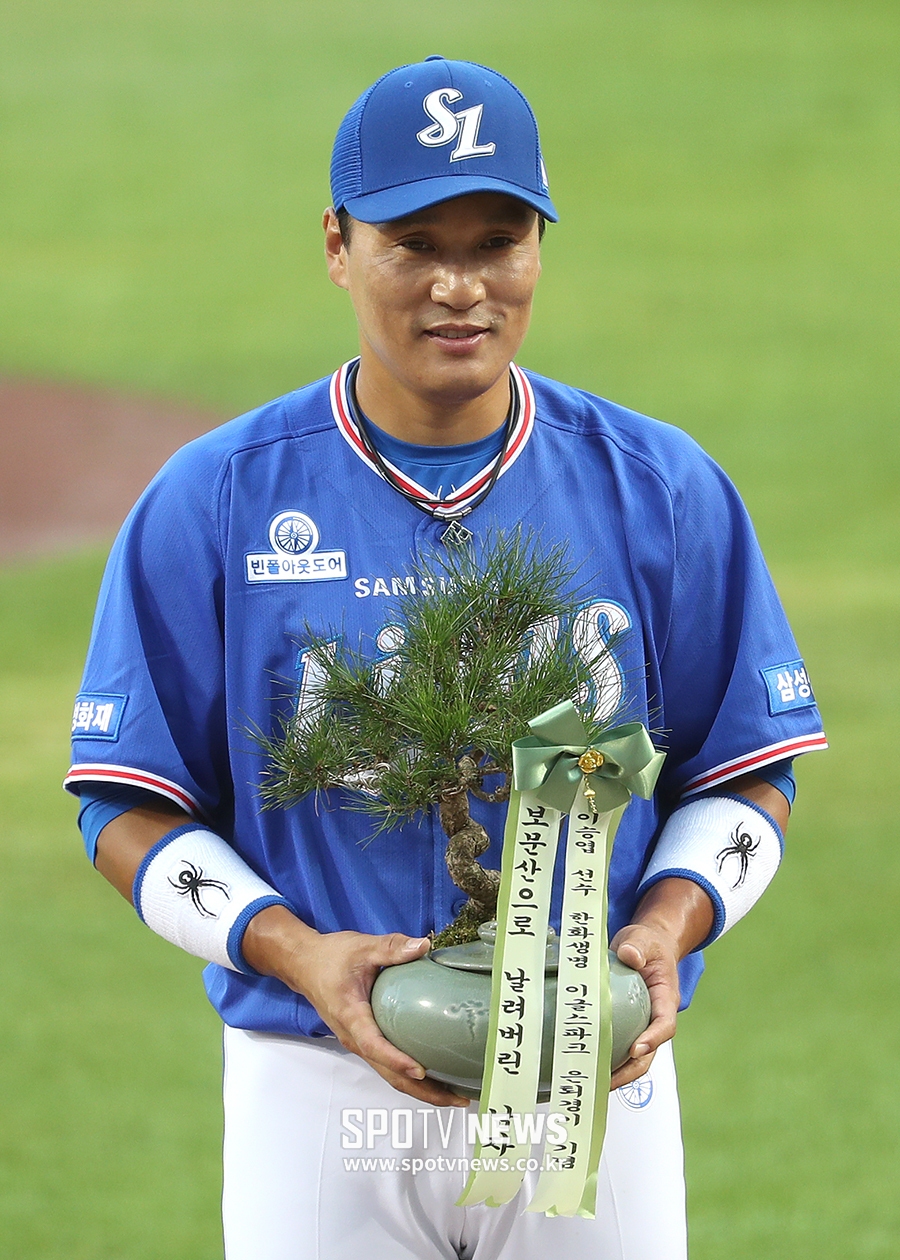 [포토S] '은퇴 투어' 이승엽, 대전 보문산 소나무 들고 기념 촬영