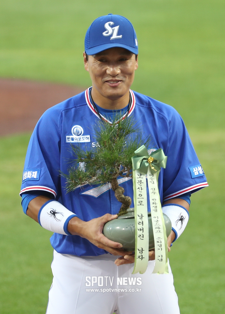 [포토S] '은퇴 투어' 이승엽, 보문산 소나무 들고 수줍은 미소