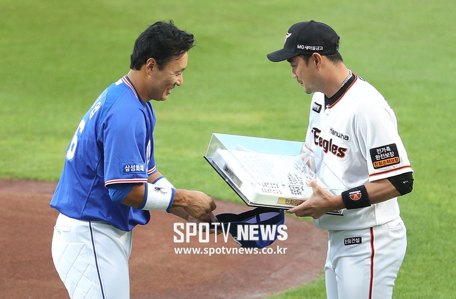 [포토S] 송광민, 이승엽에게 한화 선수들의 응원메시지 담긴 베이스 선물