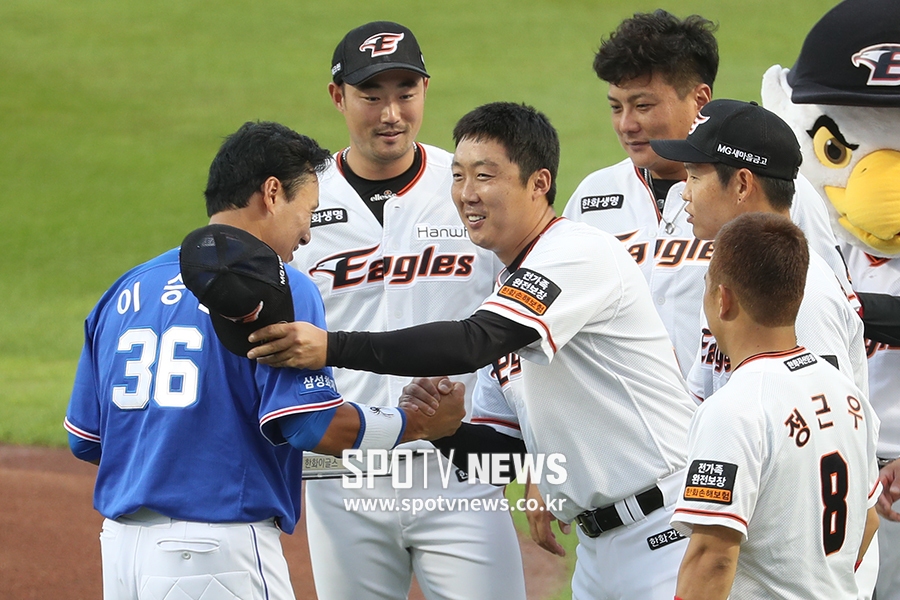 [포토S] 배영수, 재활 중에도 이승엽 은퇴를 축하하기 위해