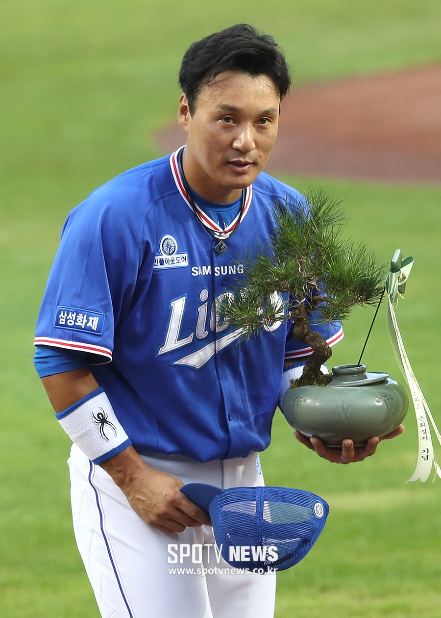 [포토S] 보문산 소나무 선물 받은 이승엽