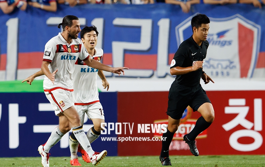 [포토S] 데얀, '주심, 어디가세요!'