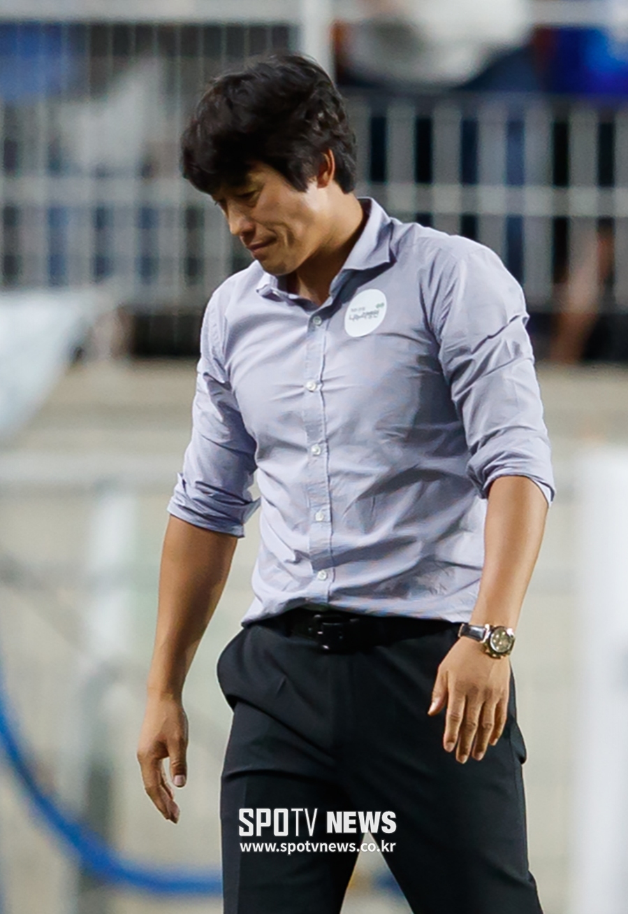 [포토S] 어깨 떨군 서정원 감독