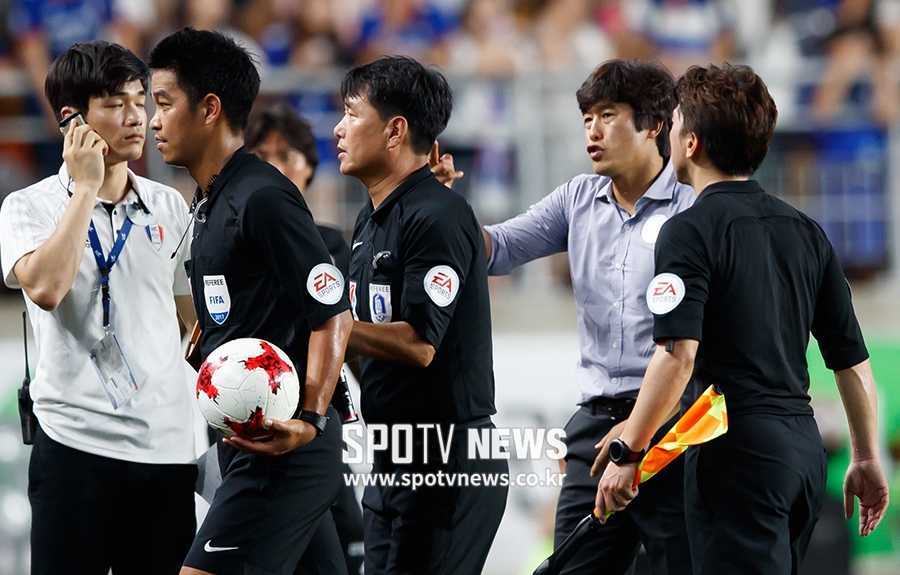[포토S] 주심 향해 거칠게 항의하는 서정원 감독
