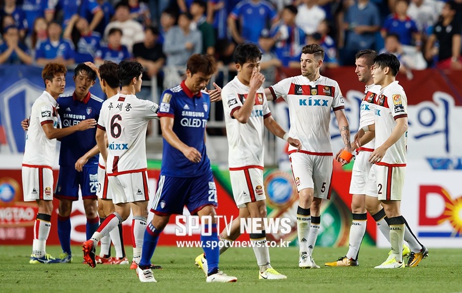 [포토S] 승리의 기쁨 나누는 FC서울 선수들