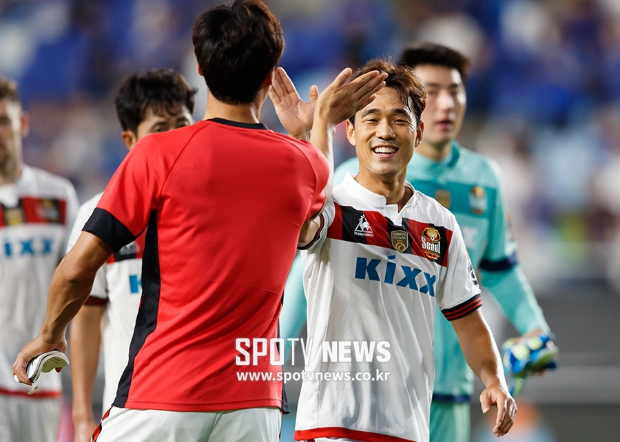 [포토S] 박주영, '슈퍼매치' 승리에 환한 미소