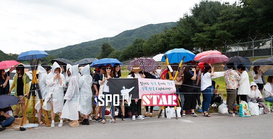 [포토S] 궃은 날씨에도 지창욱 배웅 온 팬들