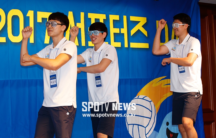 [포토S] 우리카드 막내들의 흥겨운 무대