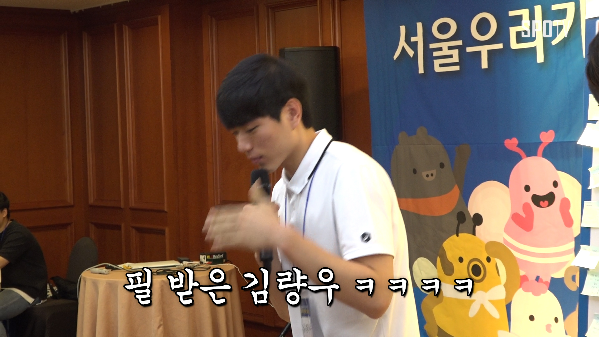 [WE-V 직캠] 당돌하게 방안에서 랩을? 우리카드 막내 김량우의 이야기