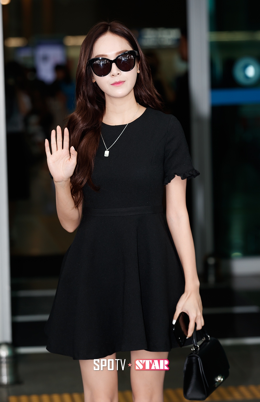 [포토S] 제시카, 시크한 미소 날리며 손인사