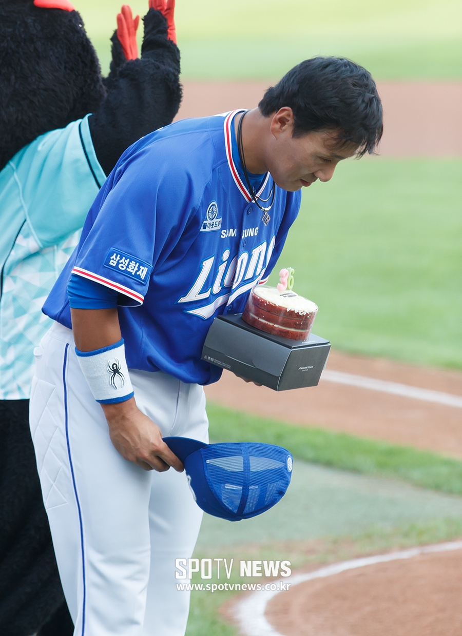 [포토S] kt 팬들에게 선수로서 마지막 생일 축하 받는 이승엽