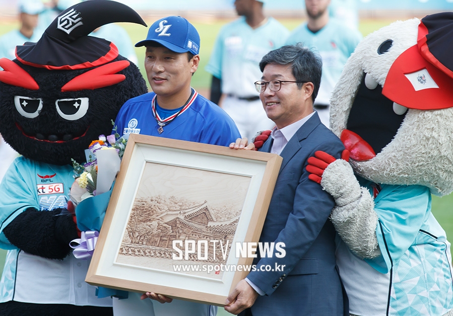 [포토S] 염태영 수원시장에게 기념품 받는 이승엽