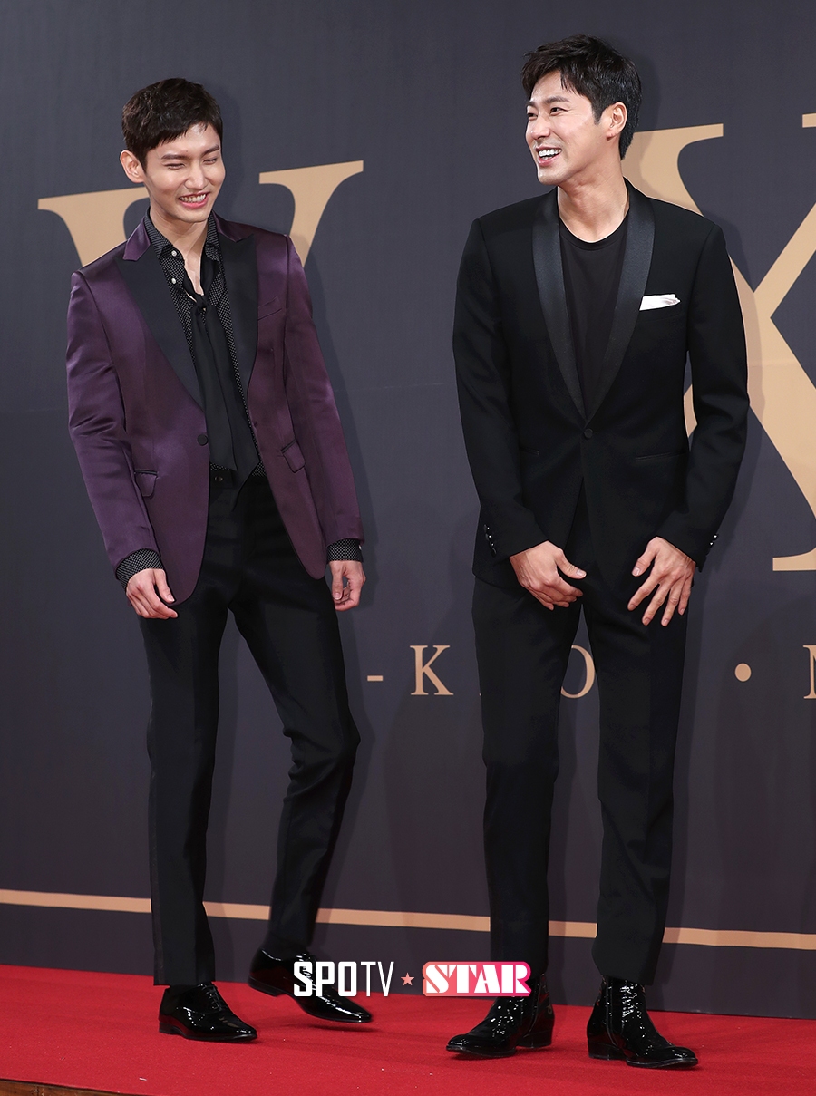 [포토S] 동방신기, '플래시 세례, 쑥스럽네요~'