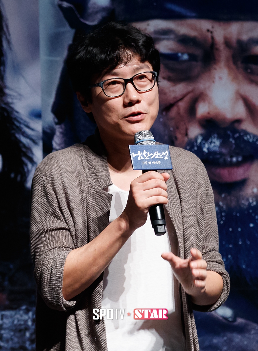 [포토S] 인사하는 황동혁 감독