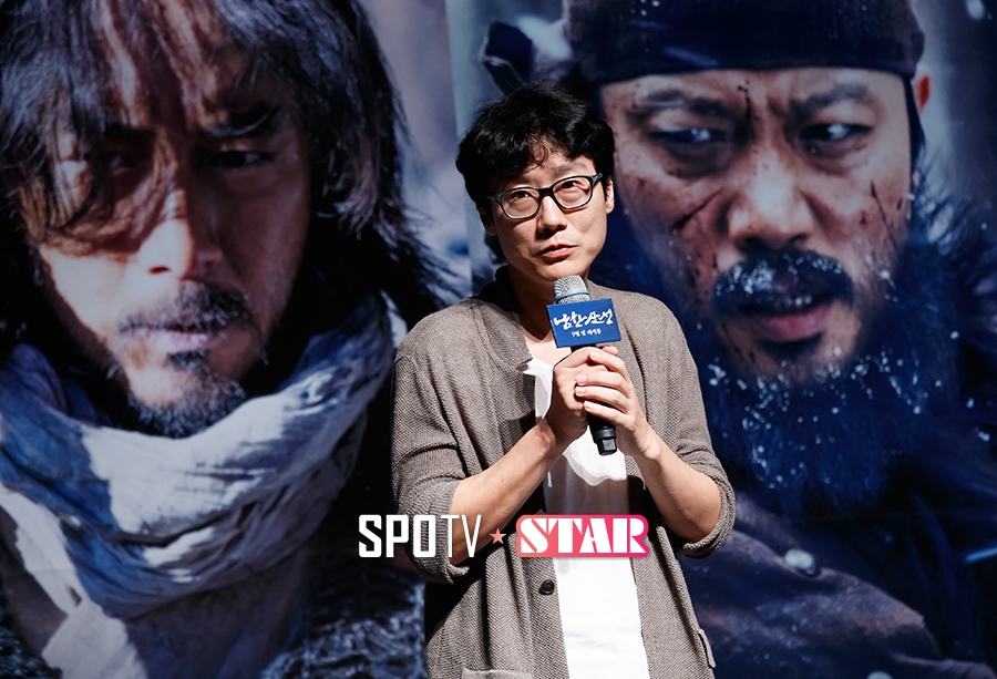 [포토S] 무대에 오른 영화 '남한산성' 황동혁 감독