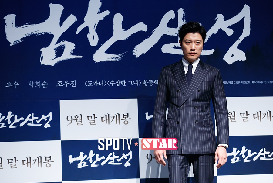 [포토S] 포즈 취하고 있는 배우 박희순