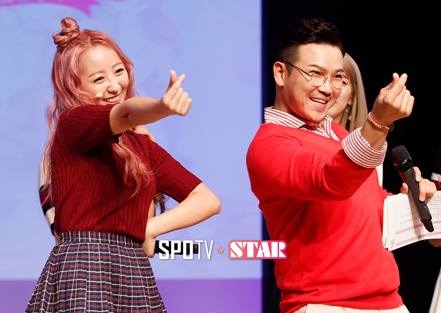 [포토S] 에스투 도희, MC 딩동과 사랑스런 손하트