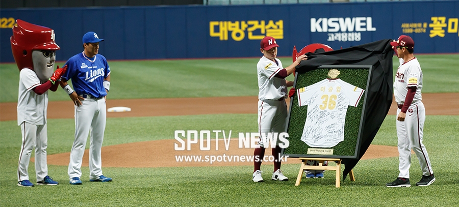 [포토S] 이승엽에게 은퇴 기념 선물 전하는 장정석 감독-서건창