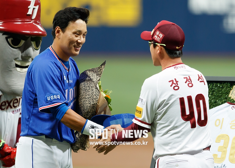 [포토S] 이승엽 '은퇴 투어' 축하하는 장정석 감독