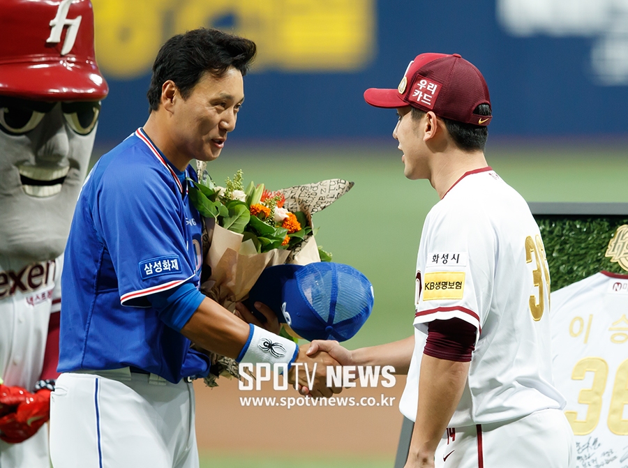 [포토S] 이승엽, '서건창 너의 '은퇴 투어'도 기대할게'