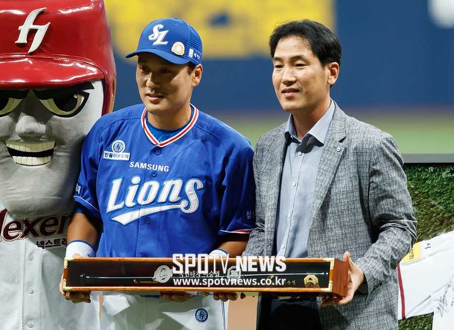 [포토S] 기념 배트 선물 받은 이승엽