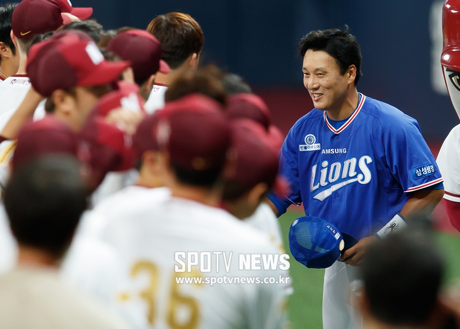 [포토S] 넥센 선수들과 악수 나누는 이승엽