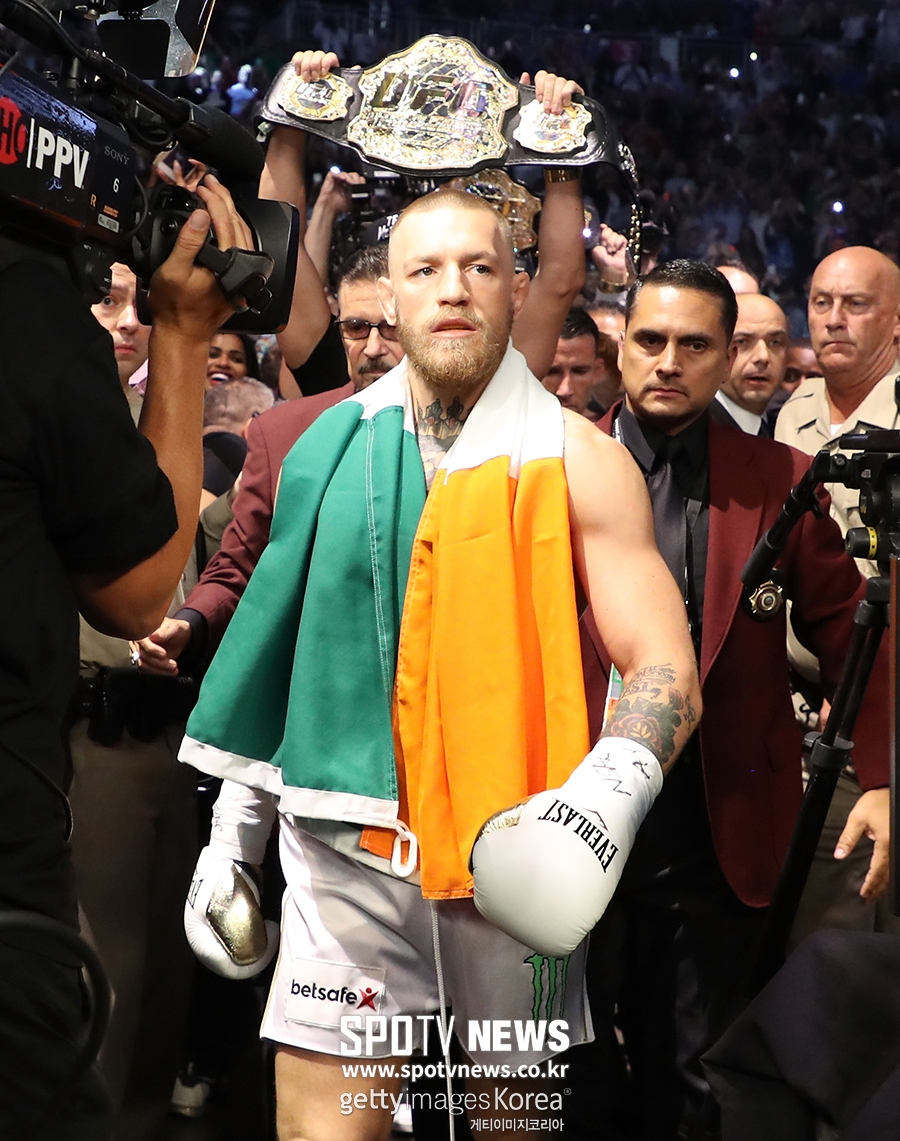 [메이웨더 맥그리거] 맥그리거, UFC 벨트 들고 입장