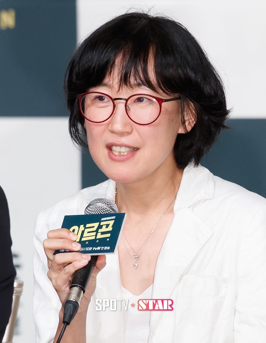 [포토S] 인사하는 드라마 '아르곤' 이윤정 감독