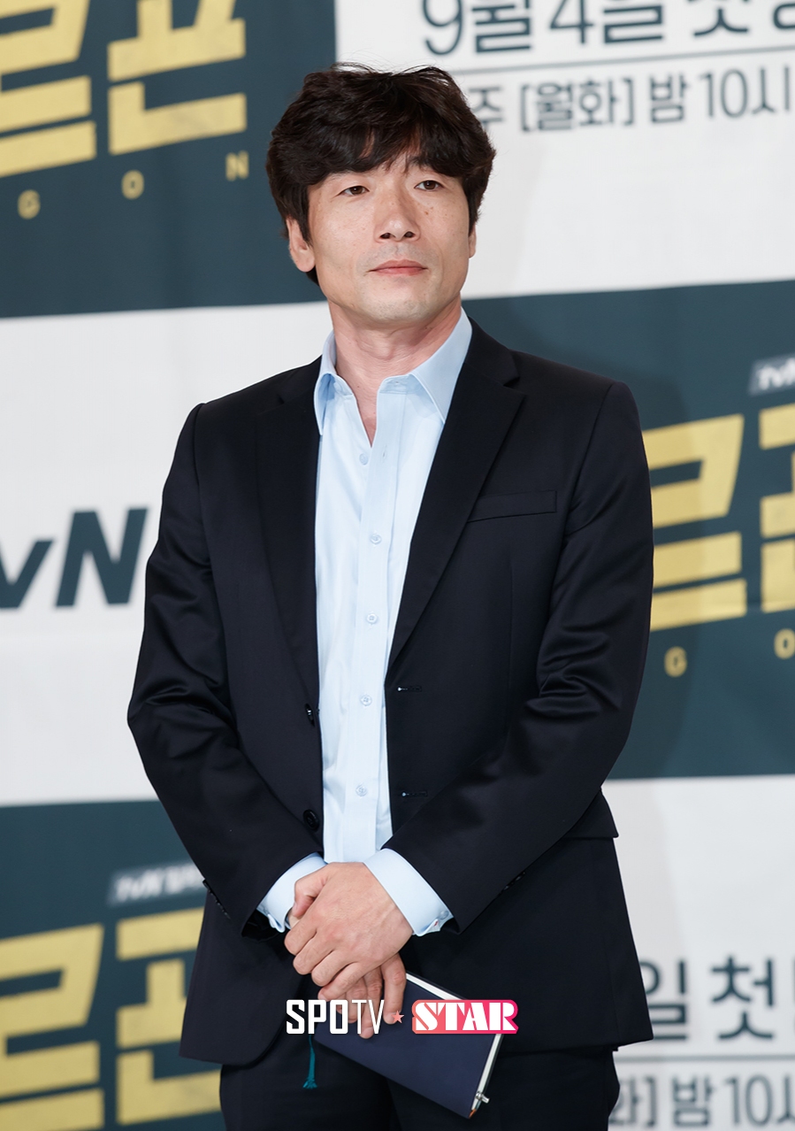 [포토S] 포즈 취하는 배우 박원상