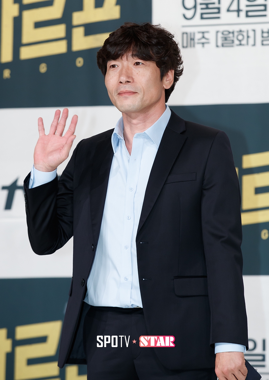 [포토S] 손 흔드는 배우 박원상
