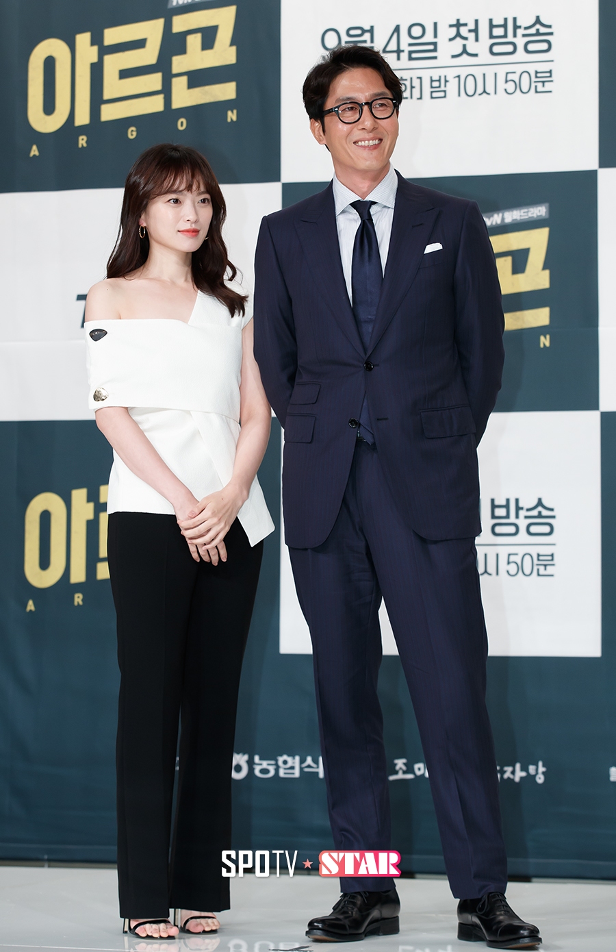 [포토S] 포즈 취하고 있는 천우희-김주혁