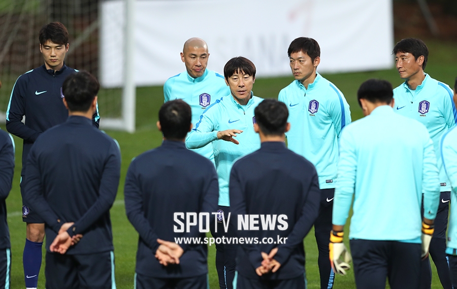 [포토S] 작전 지시 내리는 신태용 감독