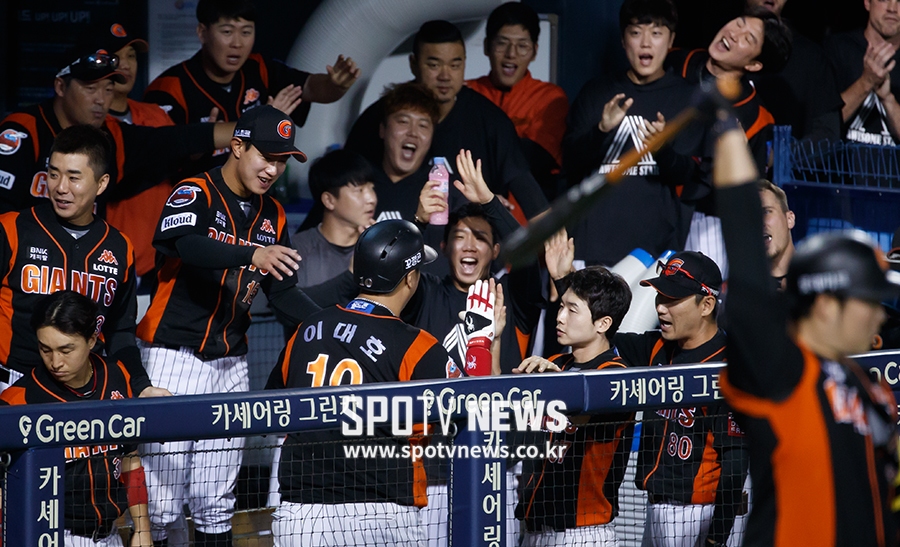 [포토S] 홈런 이대호, 더그아웃을 후끈하게