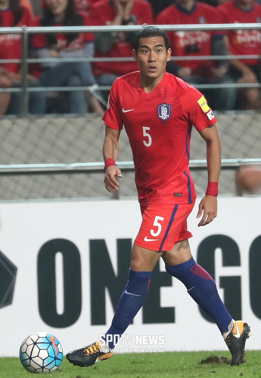 [포토S] 패스 시도하는 김주영