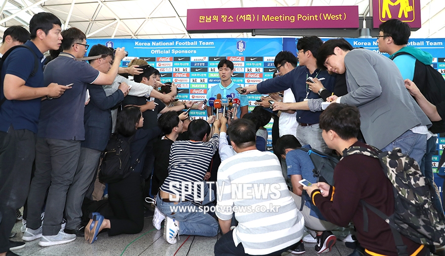 [포토S] 실언한 김영권, 많은 취재진에 둘러싸여
