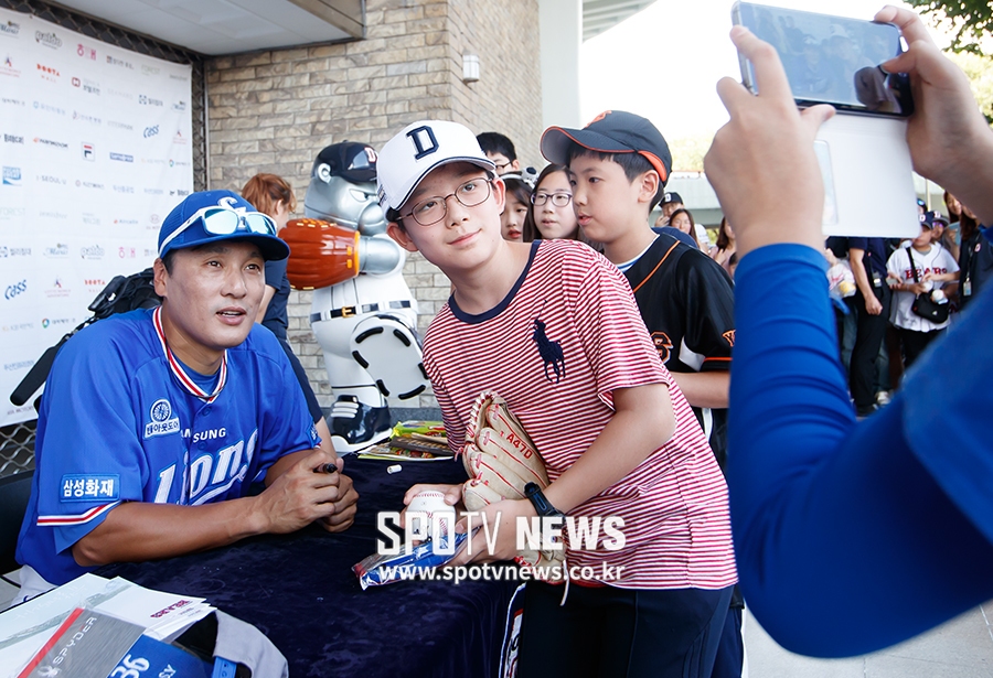 [포토S] 이승엽, 두산 어린이팬과 기념촬영