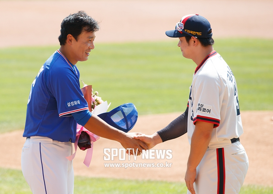 [포토S] 은퇴 투어 나선 이승엽, 두산 김재환과 악수