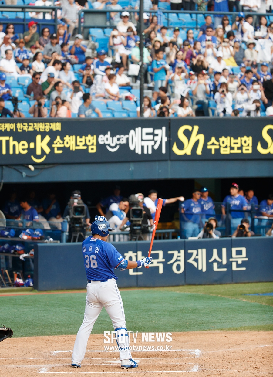 [포토S] 팬들의 응원 받으며 타석에 들어선 이승엽