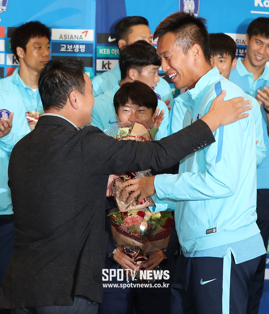[포토S] 허정무 전 감독에게 꽃다발 받는 김신욱