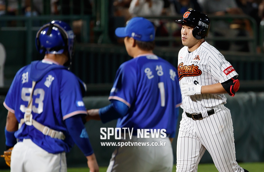 [포토S] 전준우, 윤성환 울리는 역전포