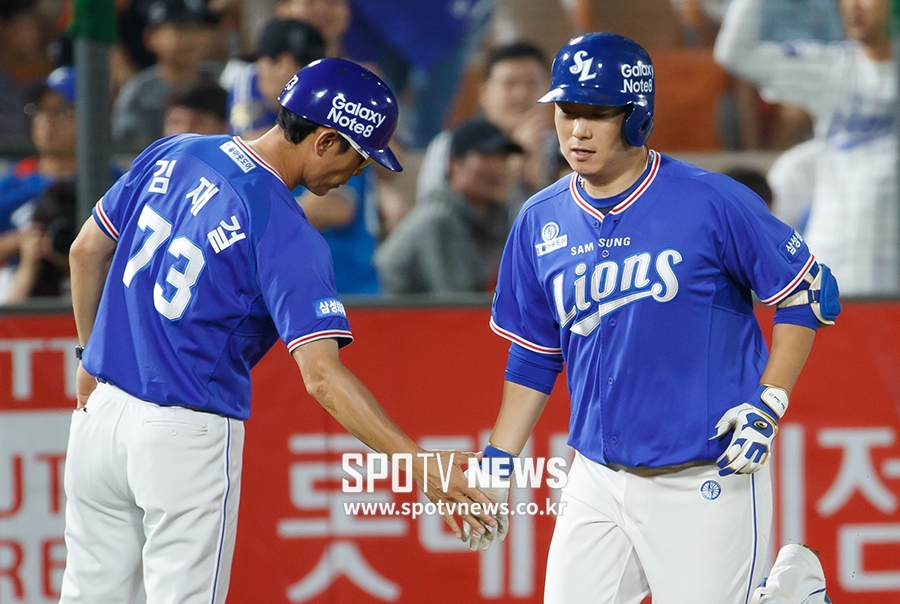 [포토S] 홈런 하이파이브 나누는 이원석