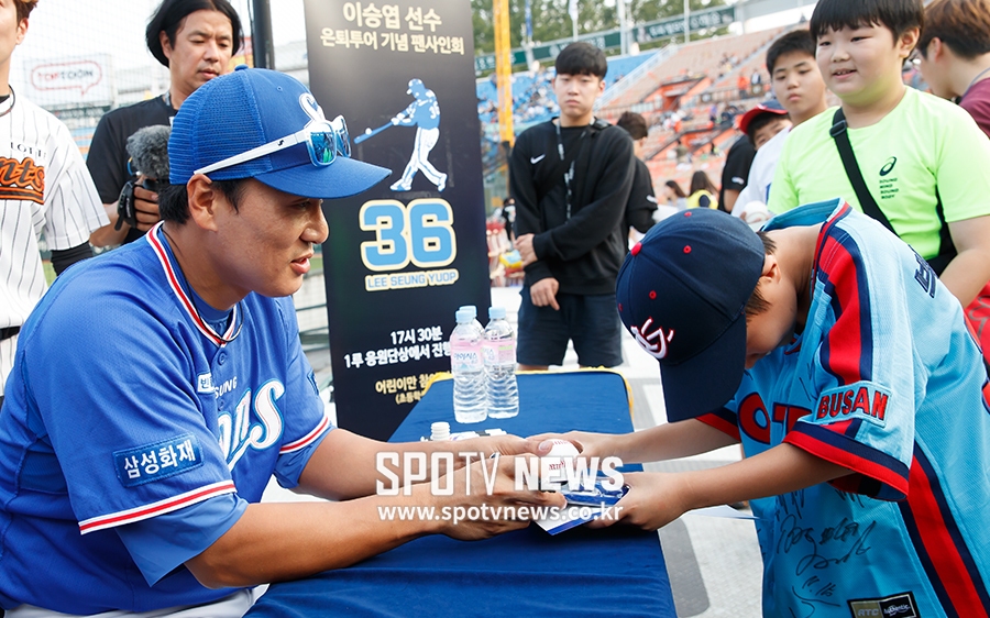 [포토S] 이승엽, 예의 바른 어린이 보며 아빠 미소