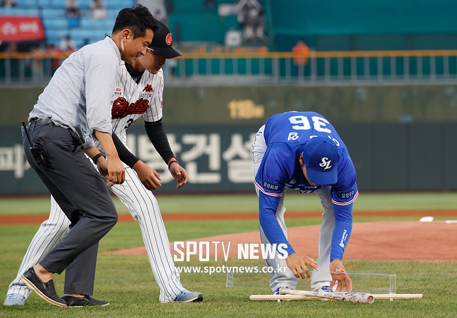 [포토S] 이승엽, '귀한 선물을 떨어트렸네'
