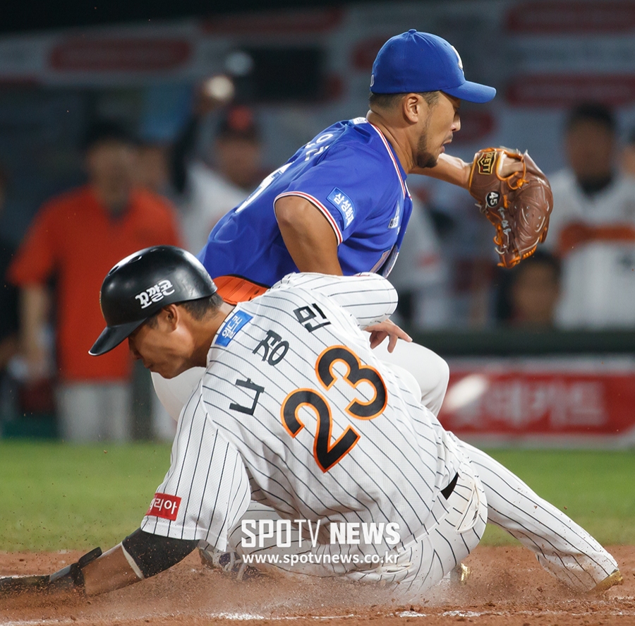 [포토S] 나경민, 폭투 틈타 역전 성공
