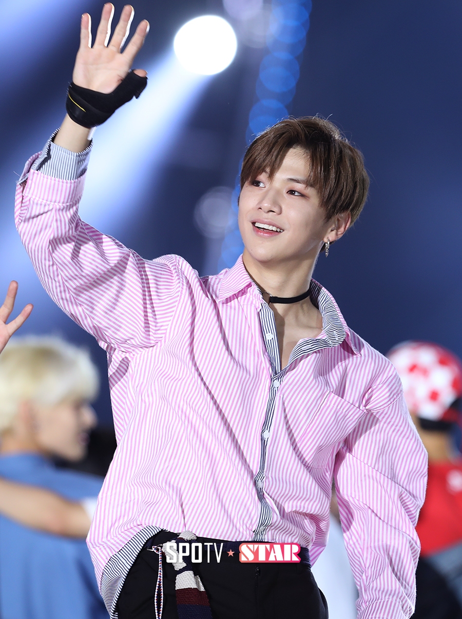 [포토S] 강다니엘, 워너블에게 보내는 손인사