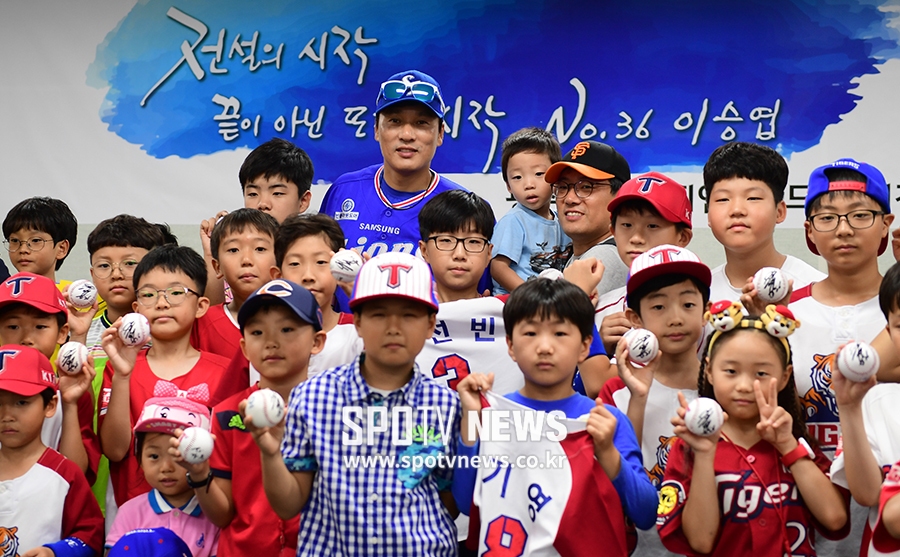 [포토S] 이승엽, KIA 어린이팬들과 추억이 될 기념촬영
