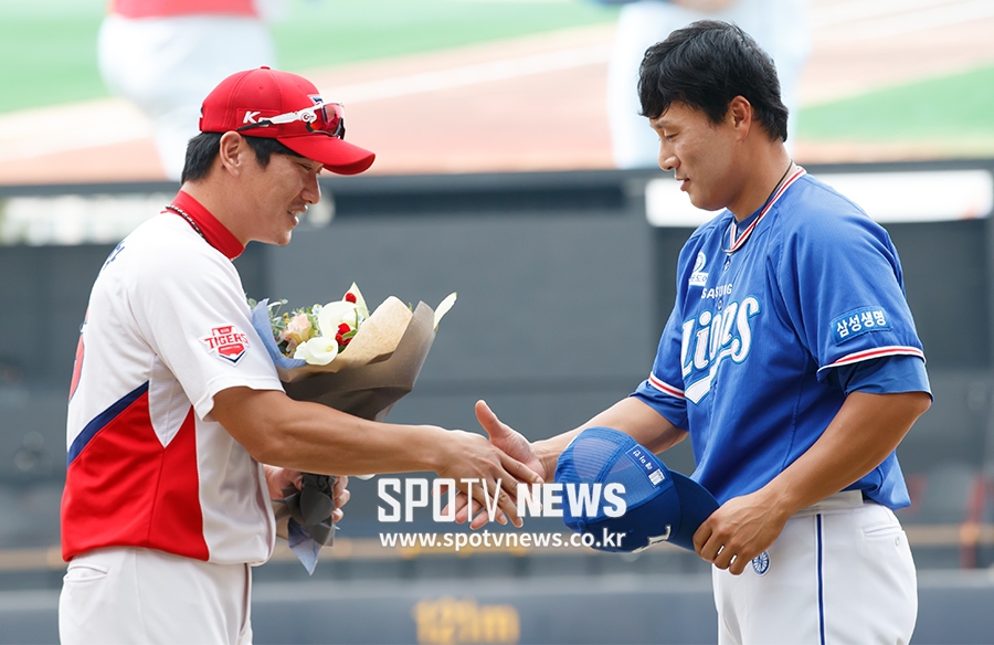 [포토S] KIA 주장 김주찬과 악수 나누는 이승엽